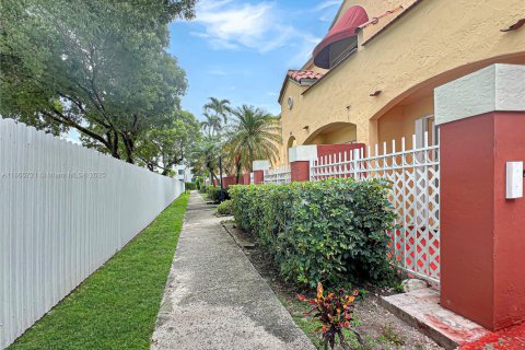 Condominio en alquiler en Miami, Florida, 2 dormitorios, 90.95 m2 № 1896425 - foto 2