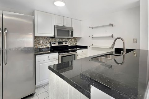 Снять в аренду кондоминиум в Майами, Флорида 2 спальни, 90.95м2, № 1896425 - фото 7
