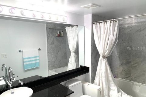Condo in Miami, Florida, 1 bedroom  № 2217336 - photo 9