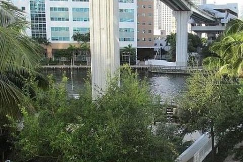 Condo in Miami, Florida, 1 bedroom  № 2217336 - photo 11