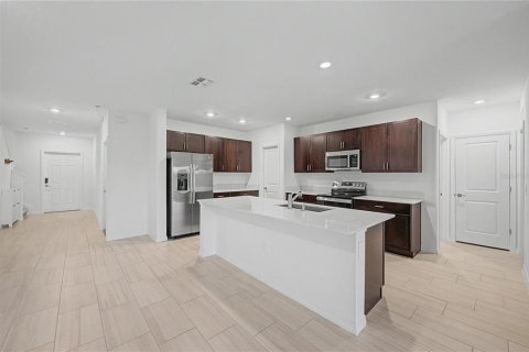 Casa en venta en Plant City, Florida, 6 dormitorios, 242.85 m2 № 2152024 - foto 3