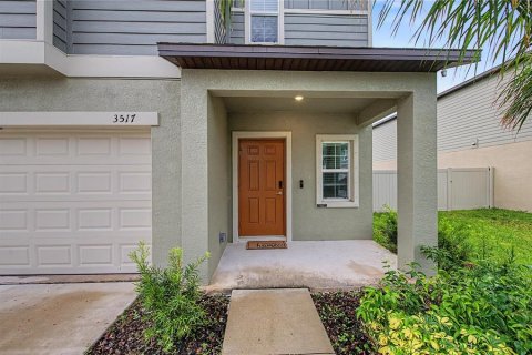 Casa en venta en Plant City, Florida, 6 dormitorios, 242.85 m2 № 2152024 - foto 2
