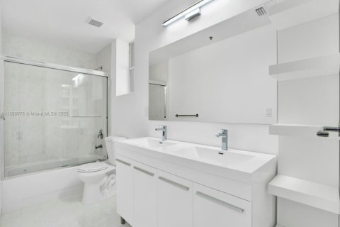 Condo in Doral, Florida, 3 bedrooms  № 1952442 - photo 11