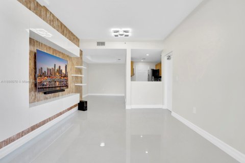Condo in Doral, Florida, 3 bedrooms  № 1952442 - photo 2