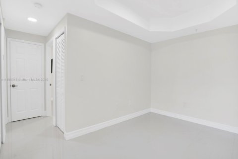 Condo in Doral, Florida, 3 bedrooms  № 1952442 - photo 8