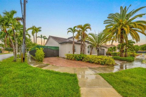 House in Miami, Florida 4 bedrooms, 223.89 sq.m. № 1845793 - photo 2