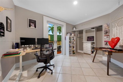 House in Miami, Florida 4 bedrooms, 223.89 sq.m. № 1845793 - photo 22