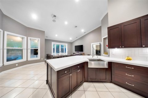House in Miami, Florida 4 bedrooms, 223.89 sq.m. № 1845793 - photo 7