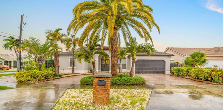 House in Miami, Florida 4 bedrooms, 223.89 sq.m. № 1845793