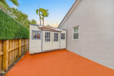 House in Miami, Florida 4 bedrooms, 223.89 sq.m. № 1845793 - photo 27