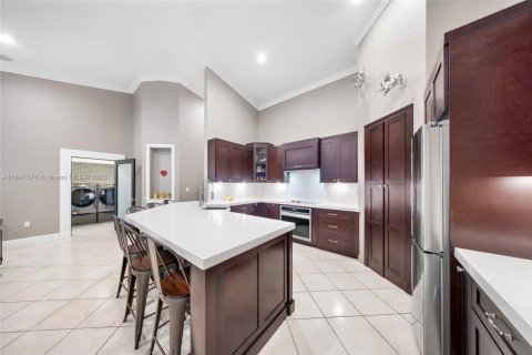 House in Miami, Florida 4 bedrooms, 223.89 sq.m. № 1845793 - photo 6