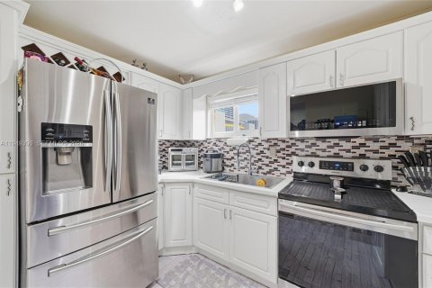 Condo in Miami Beach, Florida, 2 bedrooms  № 2004962 - photo 18