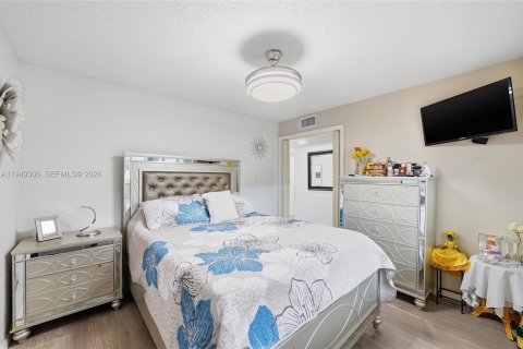 Condo in Miami Beach, Florida, 2 bedrooms  № 2004962 - photo 11