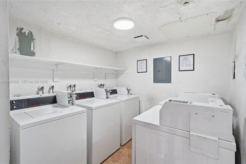 Condo in Miami Beach, Florida, 2 bedrooms  № 2004962 - photo 30