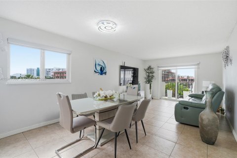 Condo in Miami Beach, Florida, 2 bedrooms  № 2004962 - photo 19