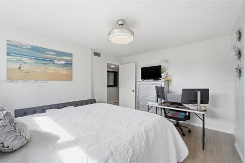 Condo in Miami Beach, Florida, 2 bedrooms  № 2004962 - photo 13