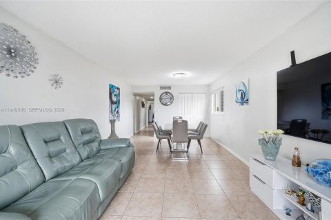 Condo in Miami Beach, Florida, 2 bedrooms  № 2004962 - photo 23