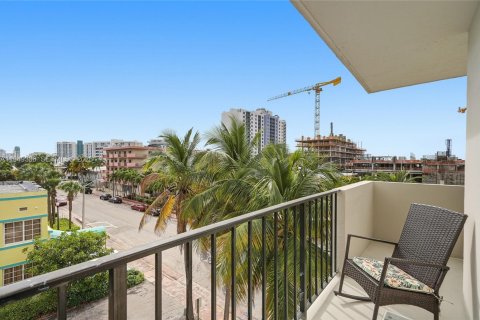 Condo in Miami Beach, Florida, 2 bedrooms  № 2004962 - photo 26