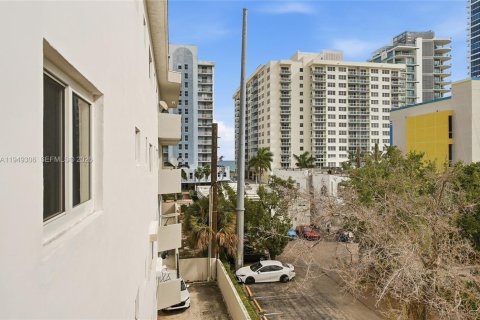 Condo in Miami Beach, Florida, 2 bedrooms  № 2004962 - photo 27