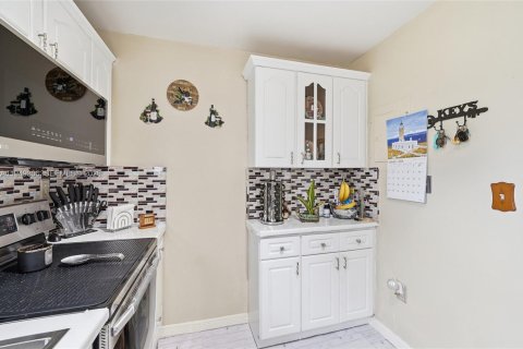 Condo in Miami Beach, Florida, 2 bedrooms  № 2004962 - photo 16