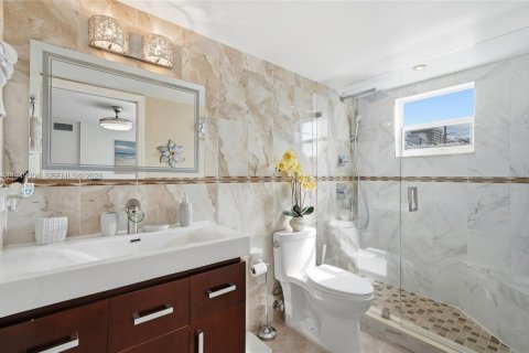 Condo in Miami Beach, Florida, 2 bedrooms  № 2004962 - photo 15