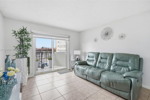 Condo in Miami Beach, Florida, 2 bedrooms  № 2004962 - photo 22