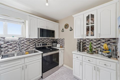 Condo in Miami Beach, Florida, 2 bedrooms  № 2004962 - photo 17