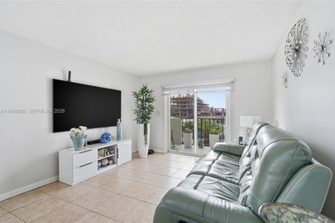 Condo in Miami Beach, Florida, 2 bedrooms  № 2004962 - photo 25