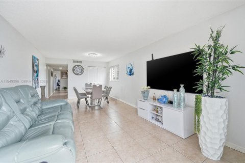 Condo in Miami Beach, Florida, 2 bedrooms  № 2004962 - photo 24