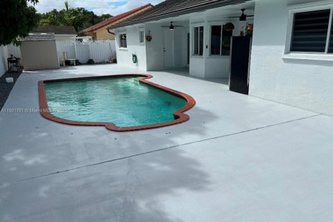 House in Miami, Florida 4 bedrooms, 180.51 sq.m. № 2081752 - photo 11
