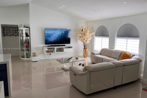 House in Miami, Florida 4 bedrooms, 180.51 sq.m. № 2081752 - photo 4