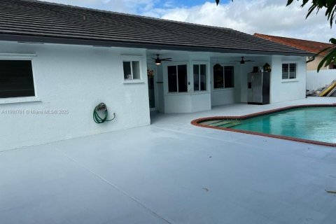 House in Miami, Florida 4 bedrooms, 180.51 sq.m. № 2081752 - photo 9