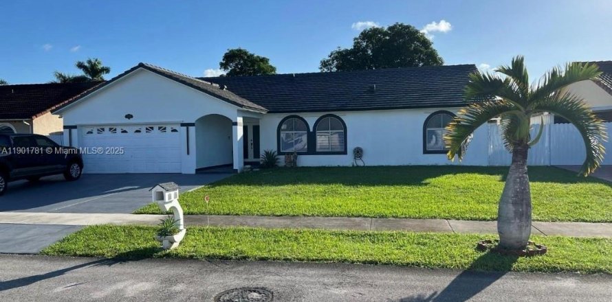 House in Miami, Florida 4 bedrooms, 180.51 sq.m. № 2081752