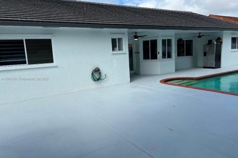 House in Miami, Florida 4 bedrooms, 180.51 sq.m. № 2081752 - photo 12
