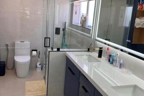 House in Miami, Florida 4 bedrooms, 180.51 sq.m. № 2081752 - photo 5