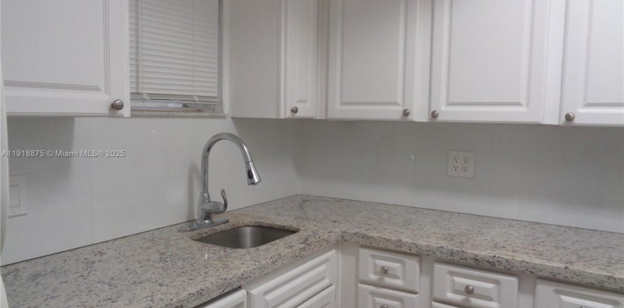 Condo in Doral, Florida, 1 bedroom  № 1974092