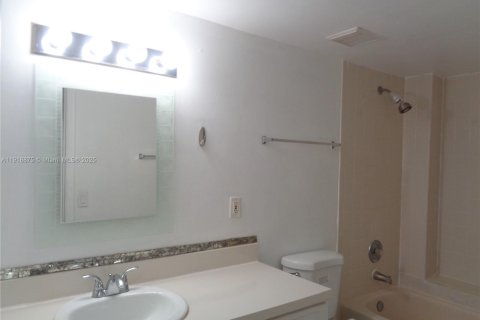 Condo in Doral, Florida, 1 bedroom  № 1974092 - photo 4