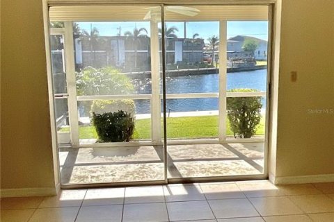 Condo in Cape Coral, Florida, 2 bedrooms  № 1531487 - photo 11