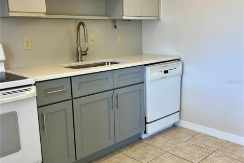 Condo in Cape Coral, Florida, 2 bedrooms  № 1531487 - photo 9