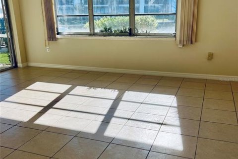 Condo in Cape Coral, Florida, 2 bedrooms  № 1531487 - photo 2