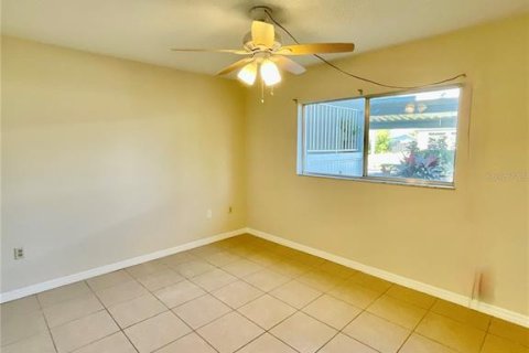 Condo in Cape Coral, Florida, 2 bedrooms  № 1531487 - photo 14