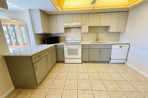 Condo in Cape Coral, Florida, 2 bedrooms  № 1531487 - photo 8