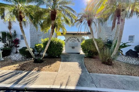 Condo in Cape Coral, Florida, 2 bedrooms  № 1531487 - photo 1