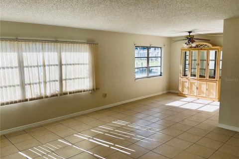 Condo in Cape Coral, Florida, 2 bedrooms  № 1531487 - photo 5