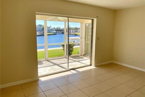 Condo in Cape Coral, Florida, 2 bedrooms  № 1531487 - photo 10