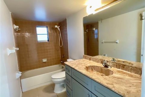 Condo in Cape Coral, Florida, 2 bedrooms  № 1531487 - photo 13