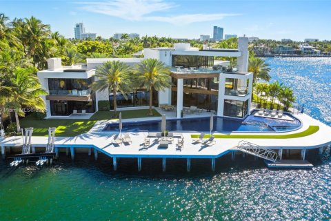 House in Fort Lauderdale, Florida 6 bedrooms, 1088.26 sq.m. № 1868666 - photo 1