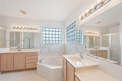 House in Boynton Beach, Florida 4 bedrooms, 244.61 sq.m. № 2000185 - photo 23