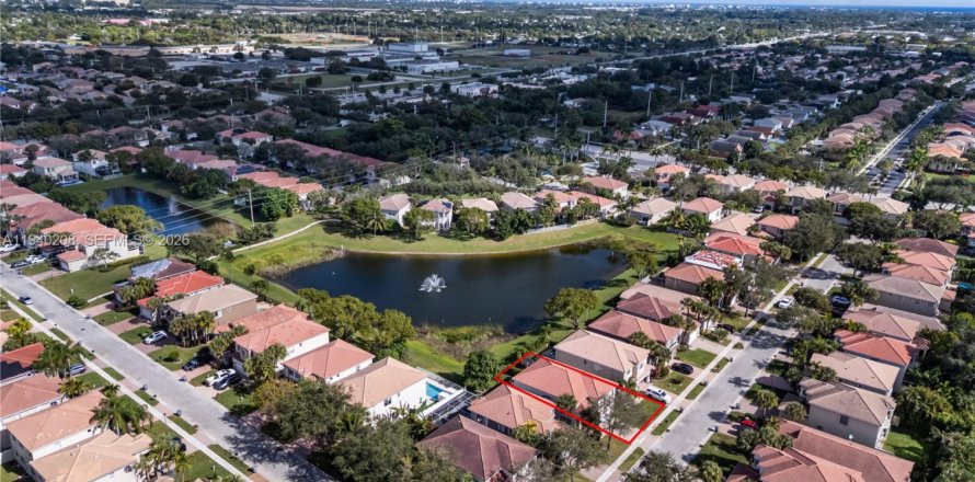 House in Boynton Beach, Florida 4 bedrooms, 244.61 sq.m. № 2000185