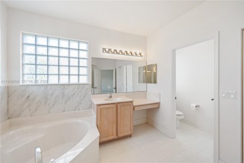 House in Boynton Beach, Florida 4 bedrooms, 244.61 sq.m. № 2000185 - photo 24